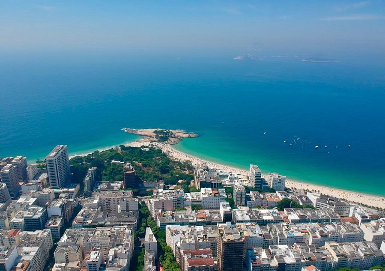Excelente ubicación entre Copacabana e Ipanema.